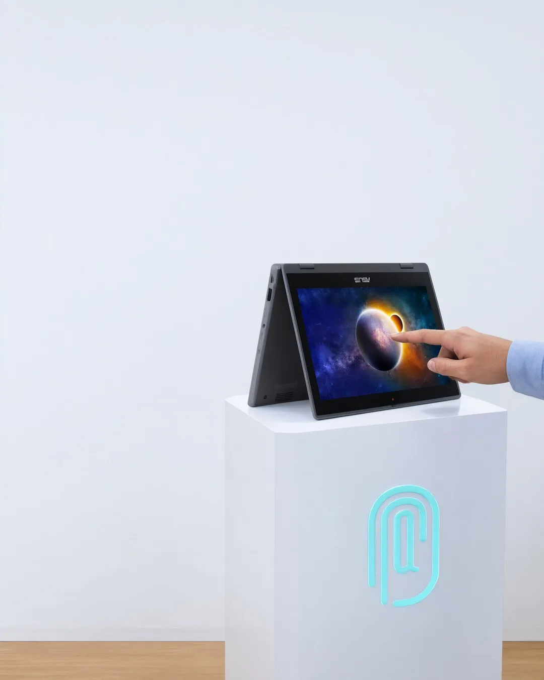ASUS BR1100F táctil sobre el pedestal de Posicionarte
